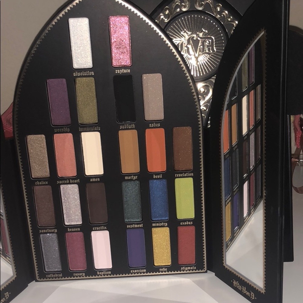 Kat Von D discontinued, lim ed Saint & Sinner 🎨